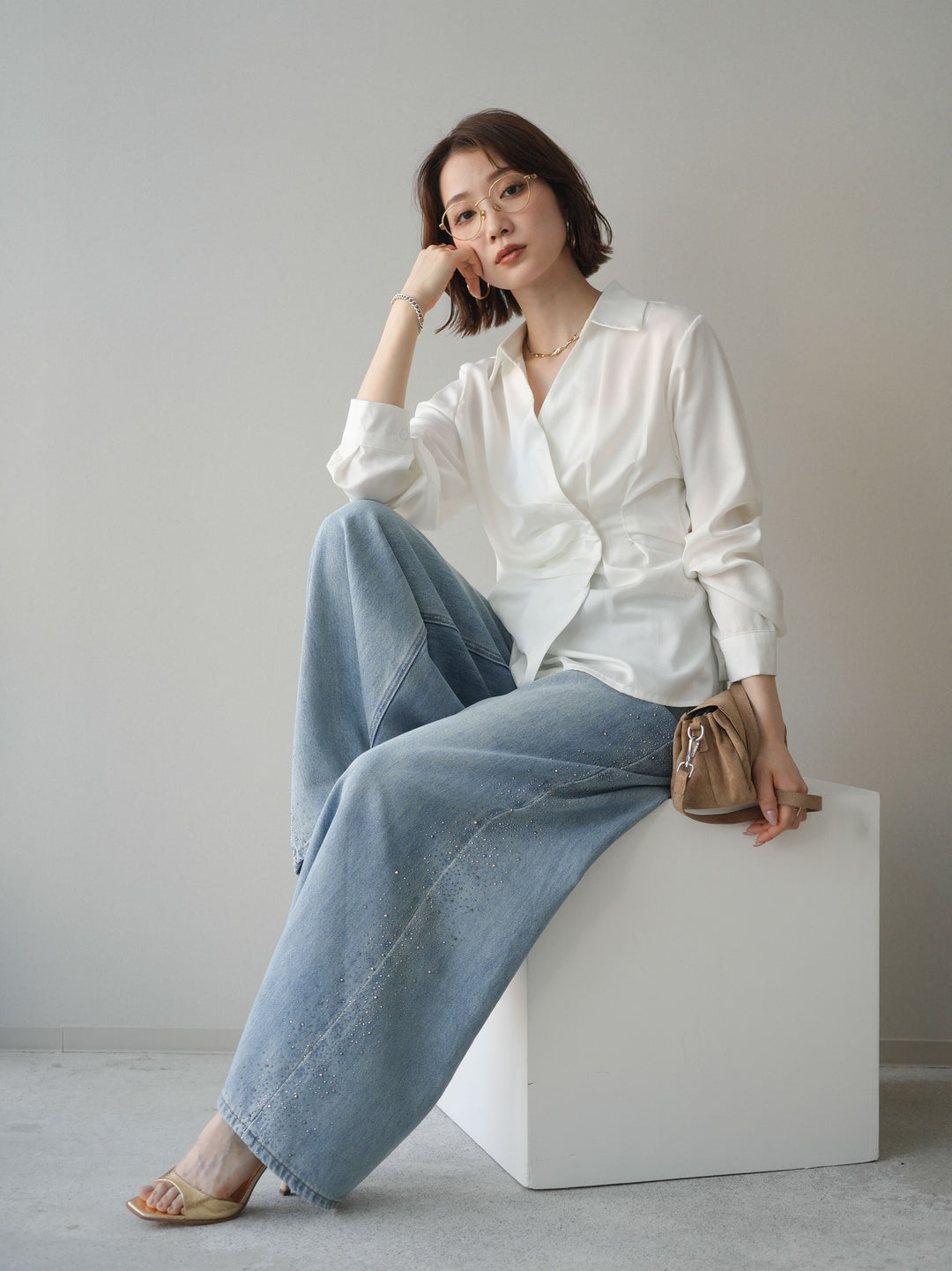 [予約]サイドギャザーアシンメトリーデザインサテンブラウス/white
