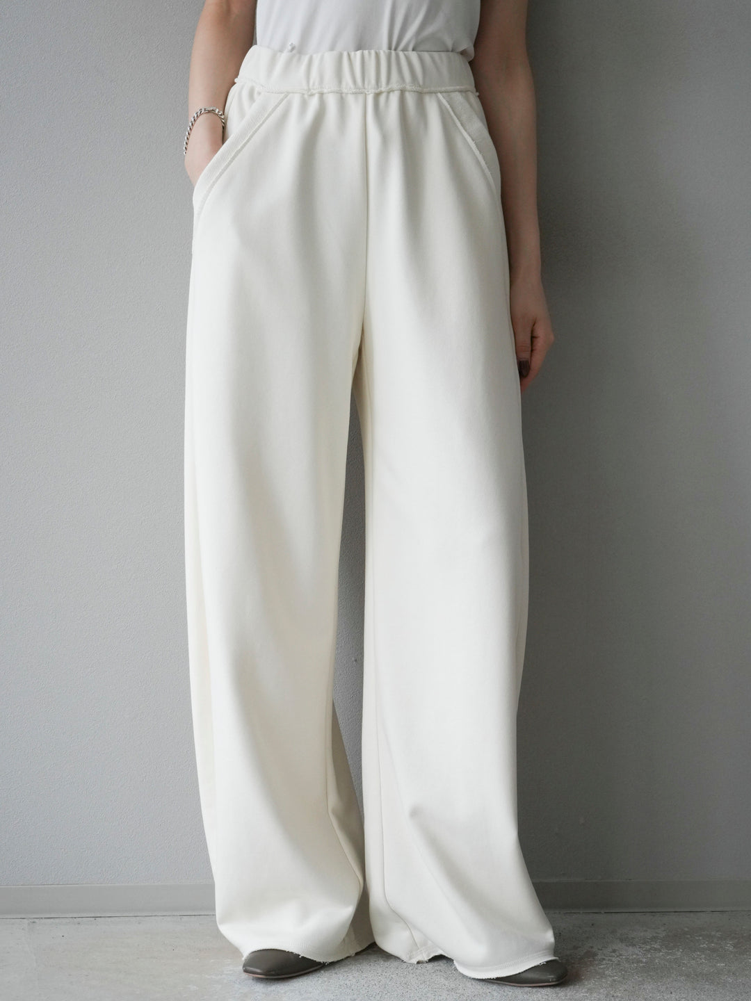 [予約]アウトシームカットオフスエットパンツ/white