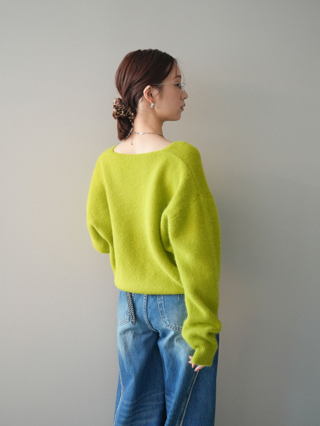 [SET]シュシュ付きアンゴラタッチVネックニットプルオーバー+サイドフリンジワイドデニムパンツ(2set)