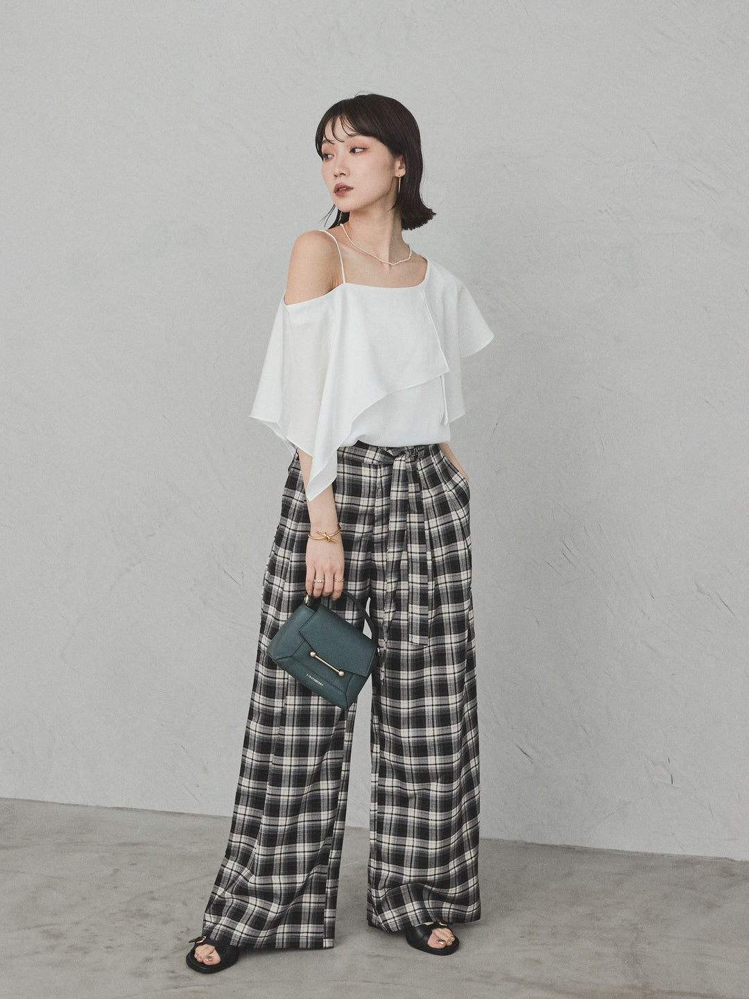 [SET]ワンショルラッフルブラウス+チェック柄ワイドパンツ(2set)