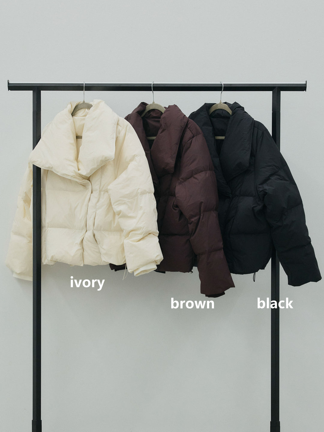 【Allure】[SET]バックオープンニットワンピース+スタンドカラーダウンジャケット(2set)