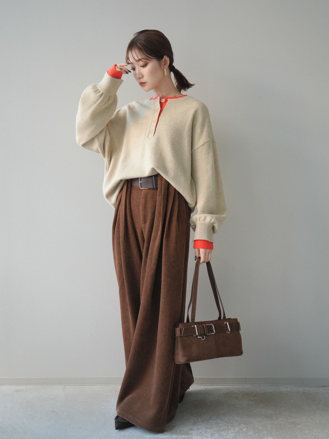 [SET]ヘンリーネック配色レイヤードニットプルオーバー+ベルトデザインループコールテンワイドパンツ(ベルト付き)(2set)