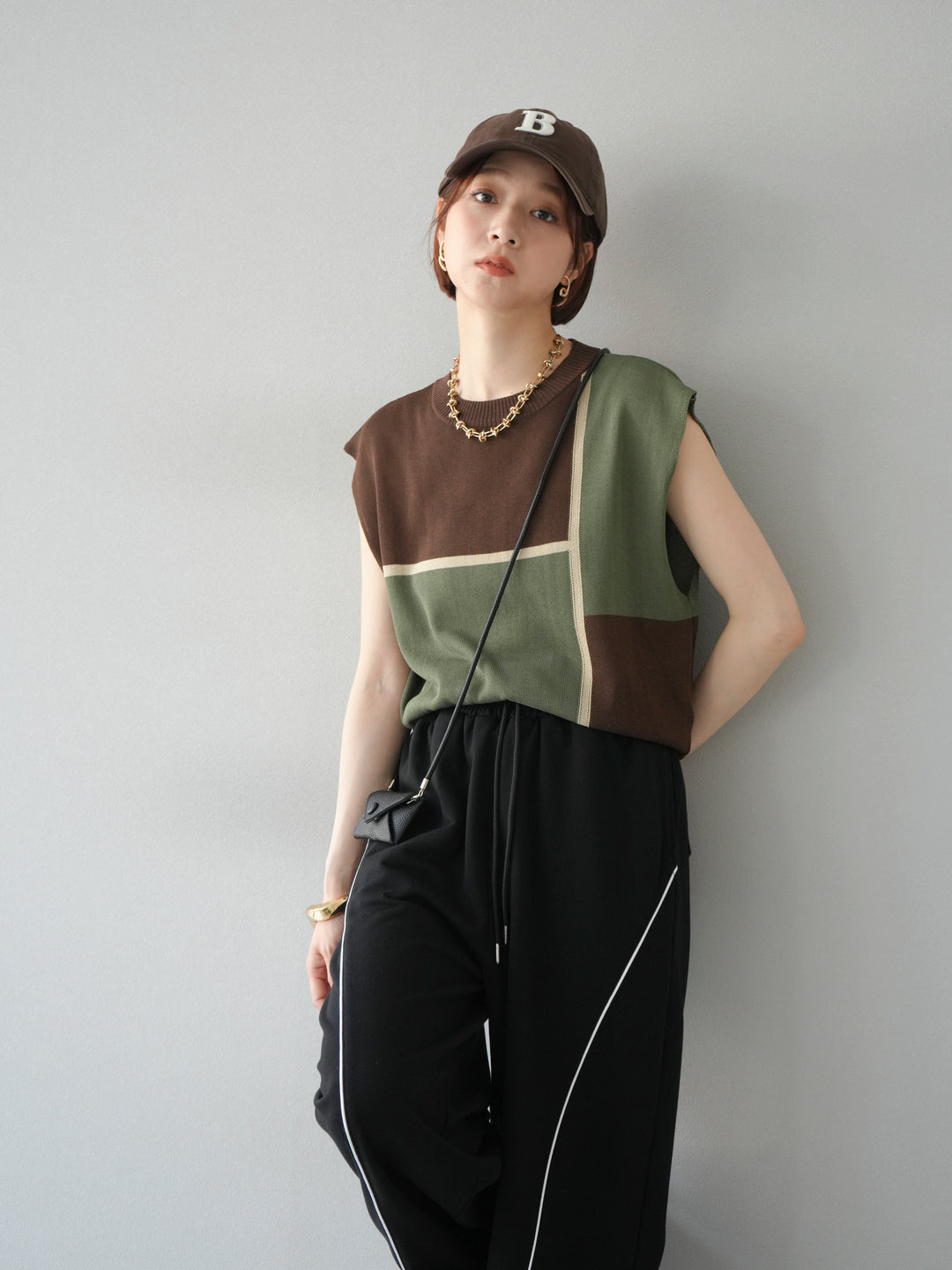 [SET] 同色系無袖針織套衫 + 可選飾品套裝（2 套）