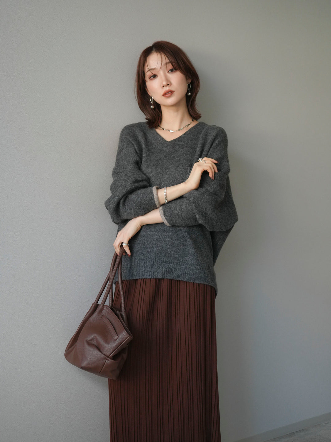 【預訂】V領撞色袖針織套頭衫/炭灰