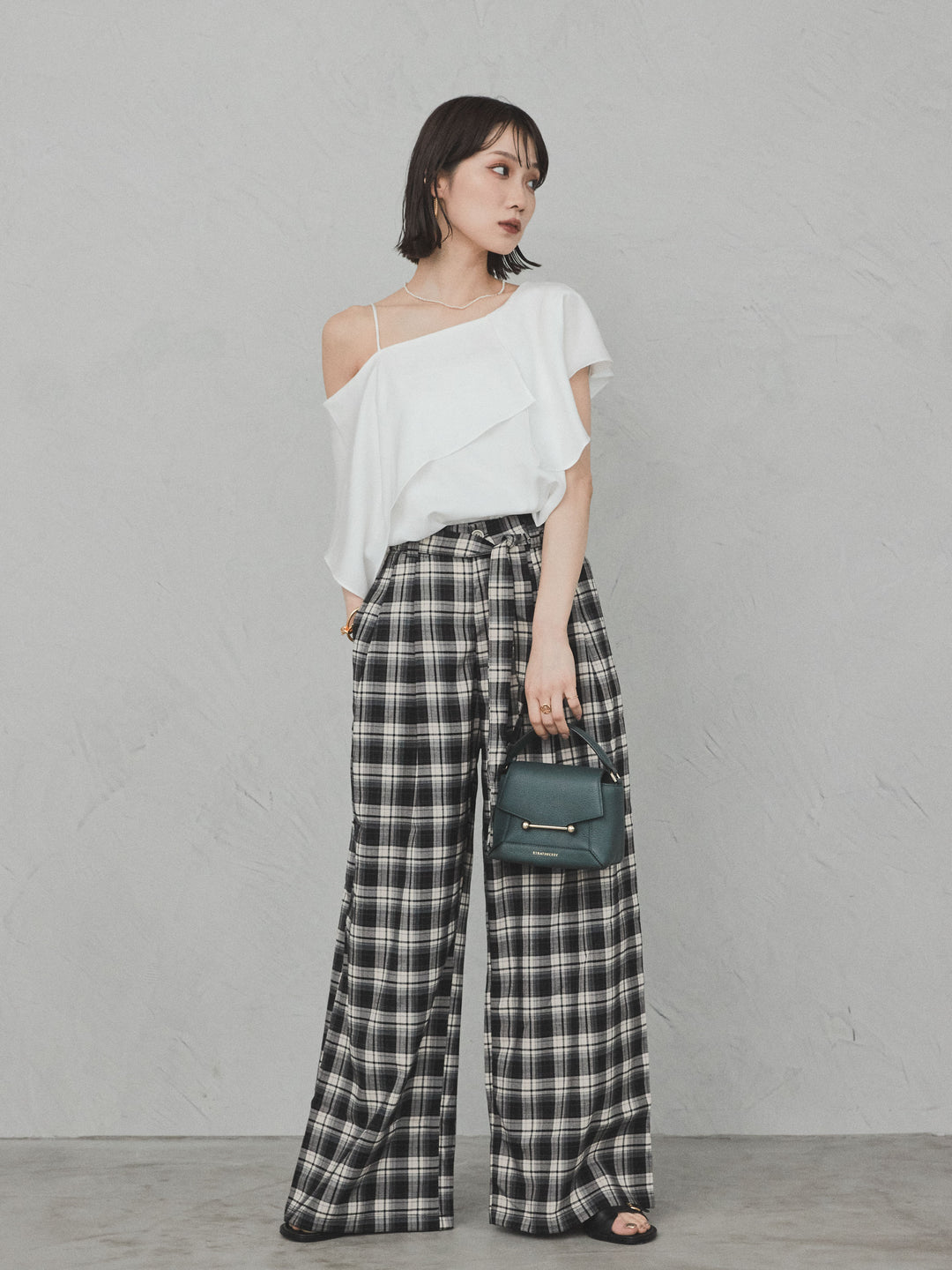 [SET]ワンショルラッフルブラウス+チェック柄ワイドパンツ(2set)