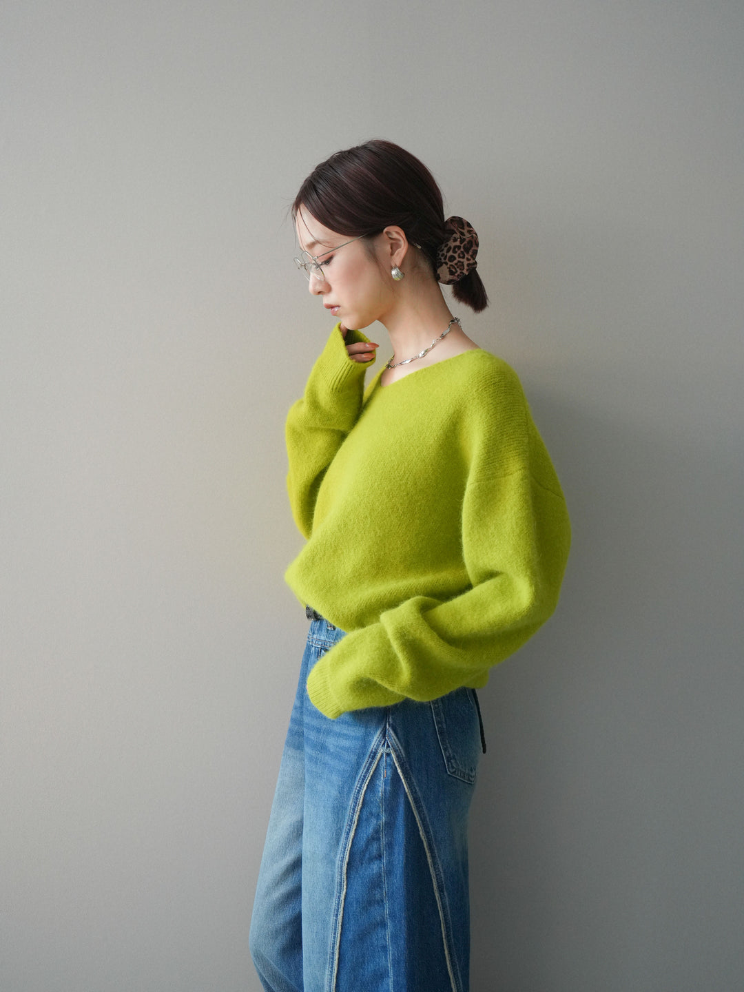 [SET]シュシュ付きアンゴラタッチVネックニットプルオーバー+サイドフリンジワイドデニムパンツ(2set)