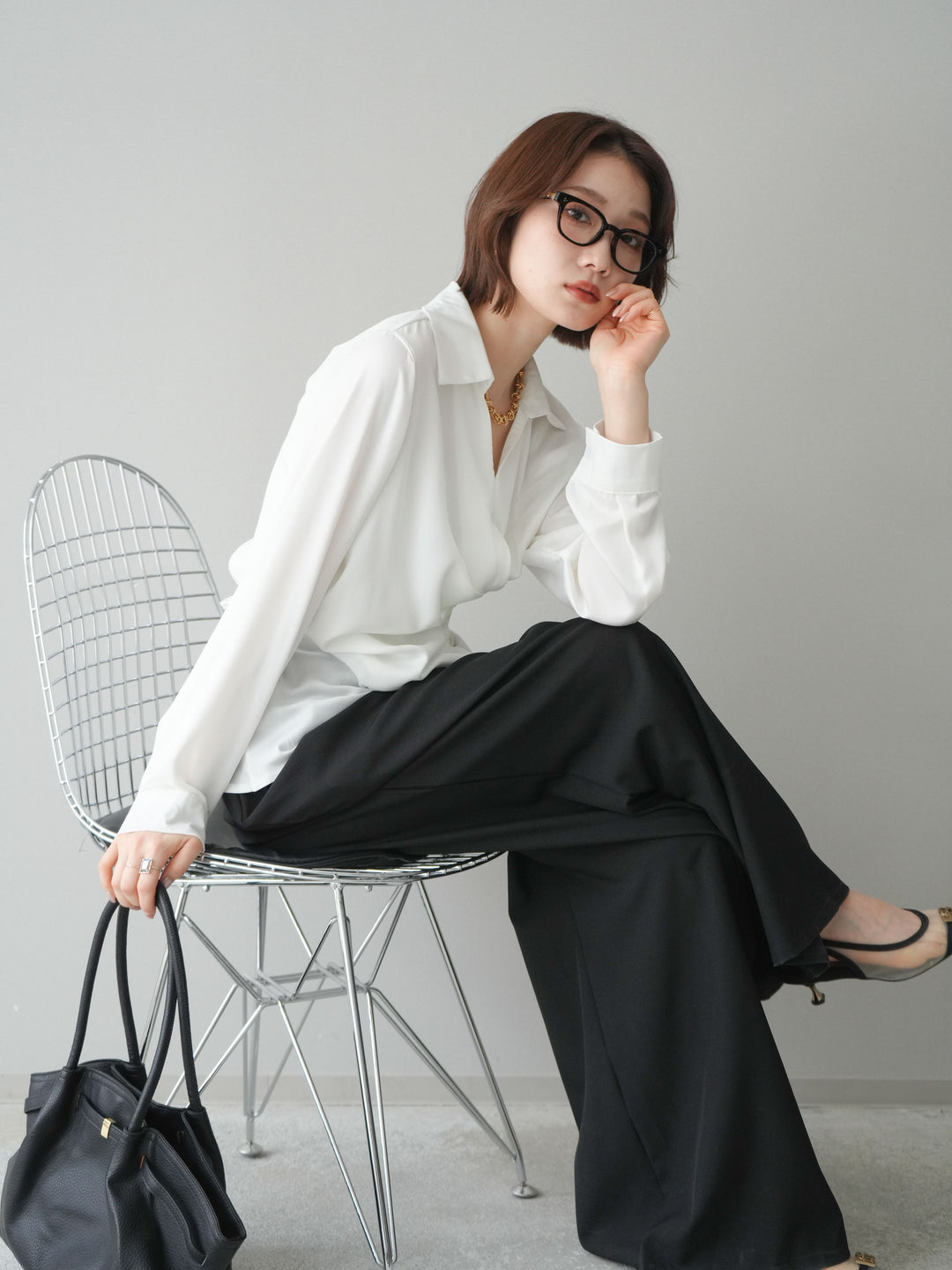 [予約]サイドギャザーアシンメトリーデザインサテンブラウス/white