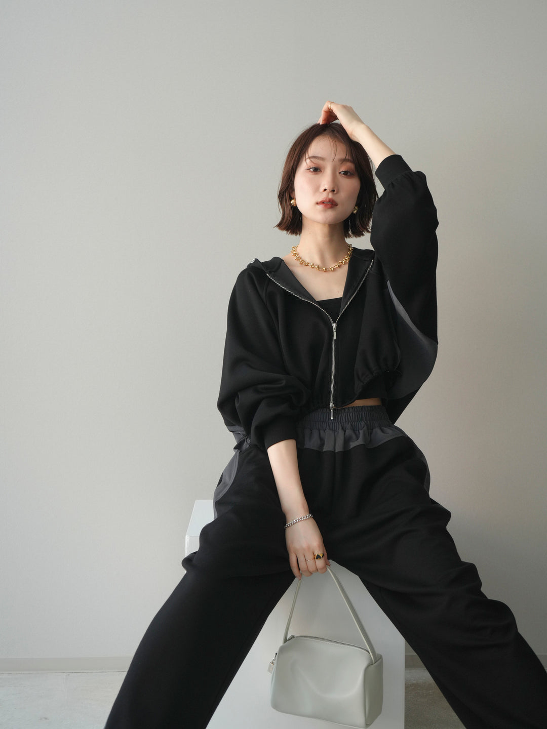 [予約]バイカラー異素材ライトポンチクロップドZIPフーディー/black