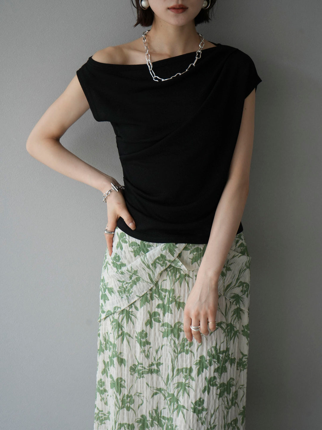 [Pre-order] Asymmetrical Tuck Sleeveless Knit/Black