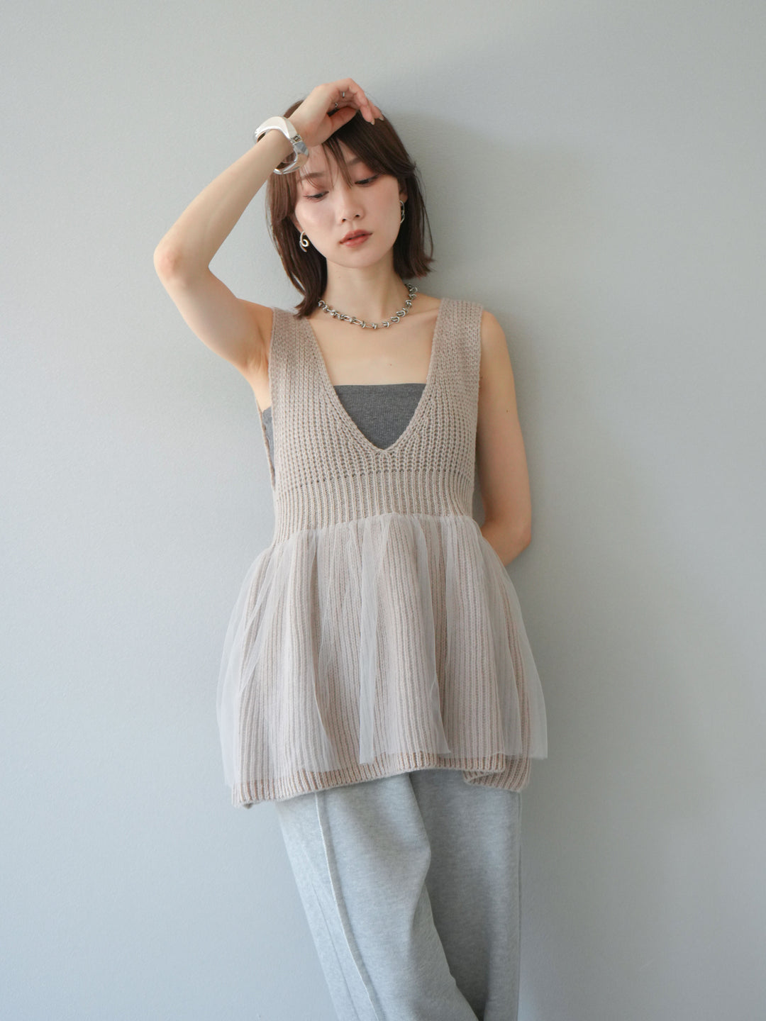 [SET] 薄紗層疊荷葉邊針織背心 + 兩用設計運動褲（2 件組）