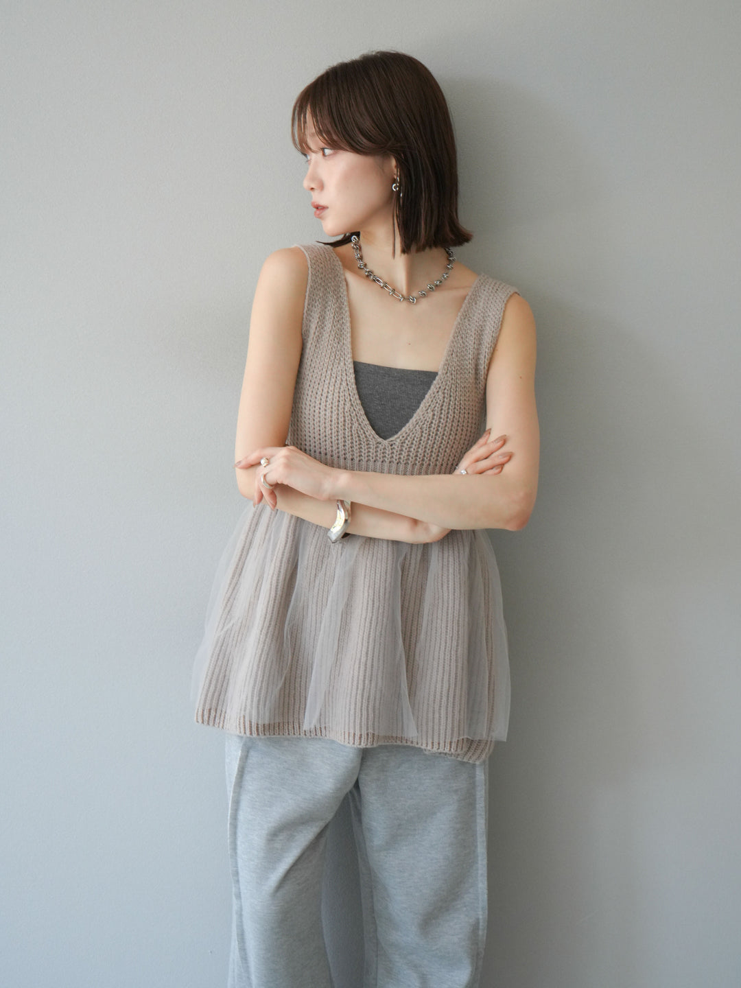 [SET] 薄紗層疊荷葉邊針織背心 + 兩用設計運動褲（2 件組）