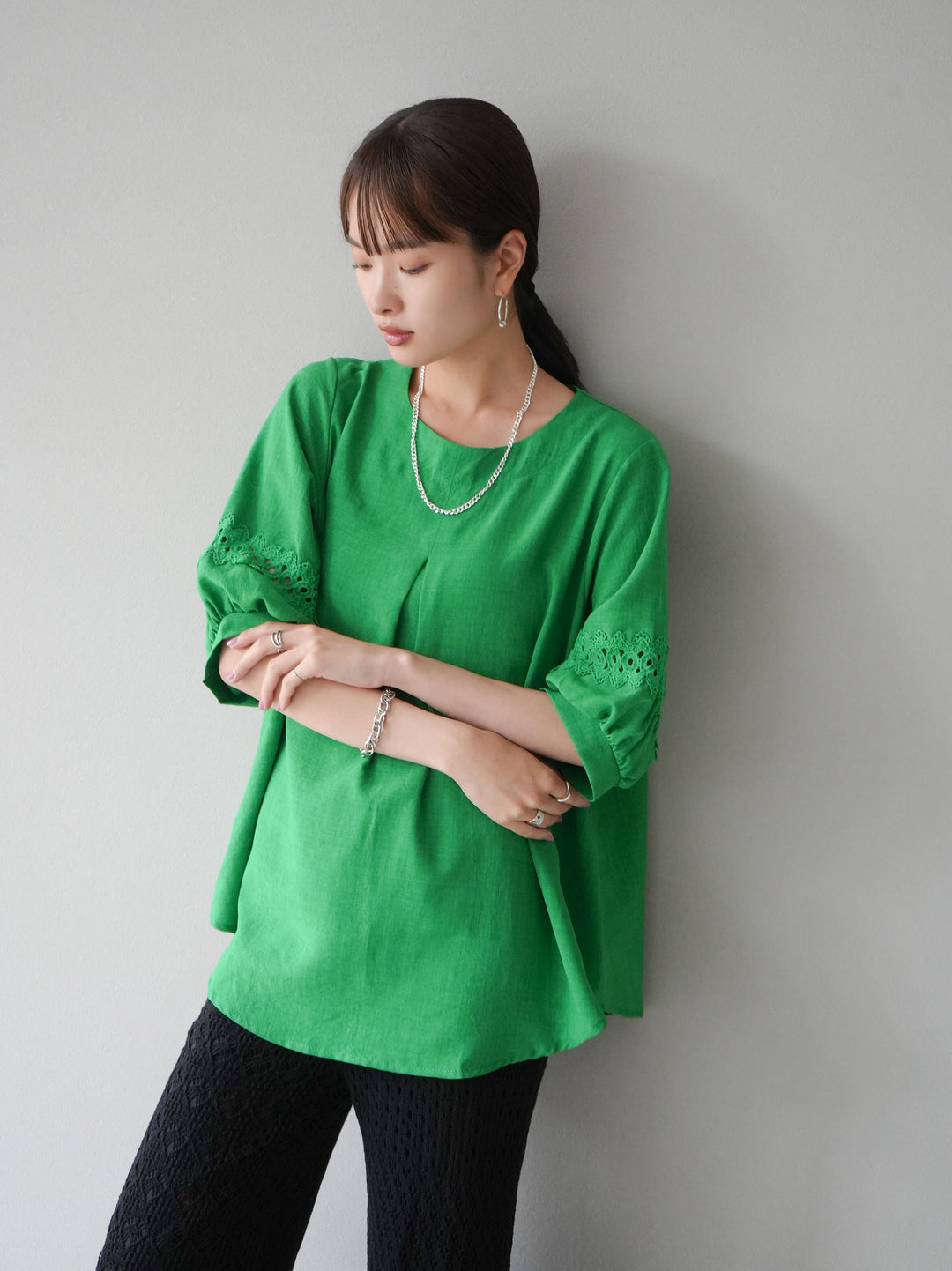[Pre-order] Linen-touch sleeve cutwork tuck blouse/green