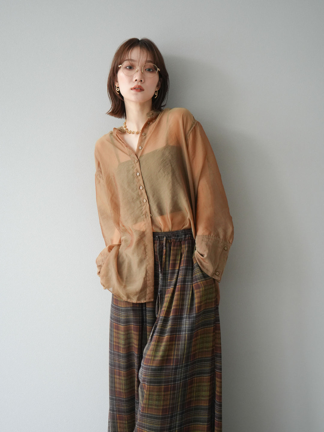 [SET] 亮面透視立領襯衫 + 透視格紋寬鬆褲 (2 件套)