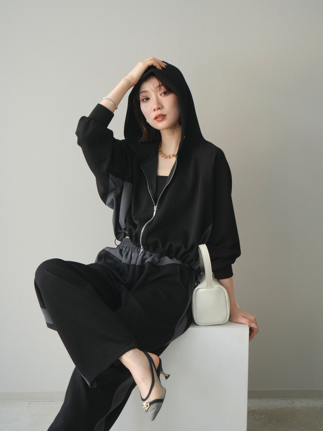 [予約]バイカラー異素材ライトポンチクロップドZIPフーディー/black