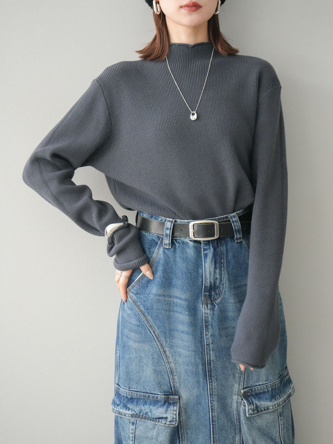 [予約]ボトルネック裾カールリブニットトップス/charcoal