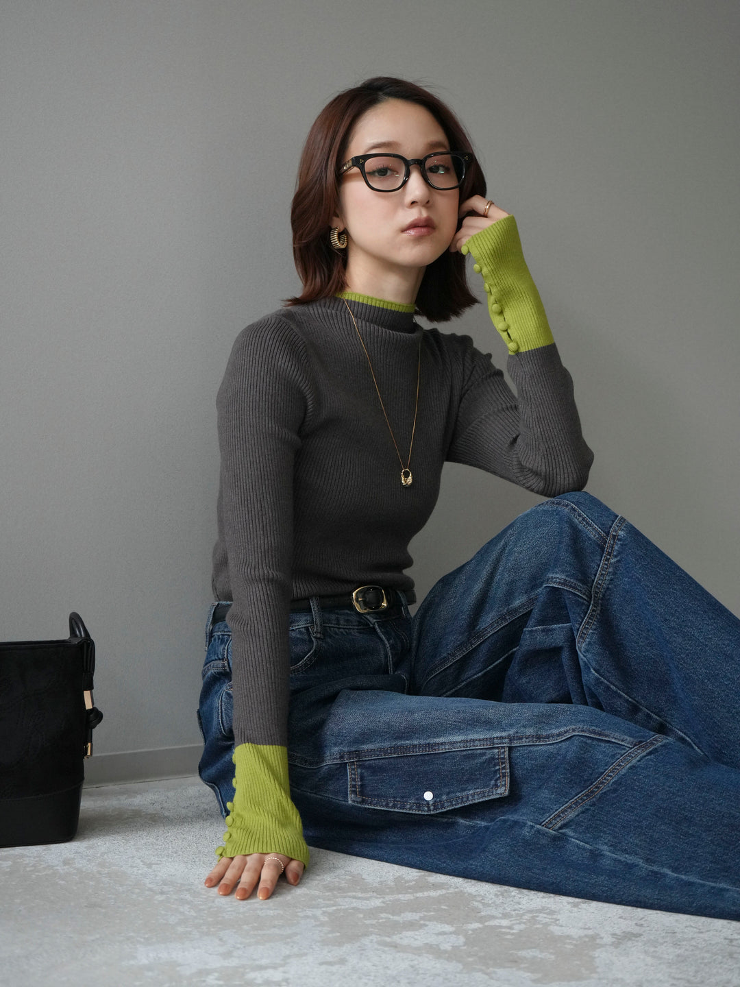 [予約]袖ボタンハイネック配色リブニットトップス/charcoal