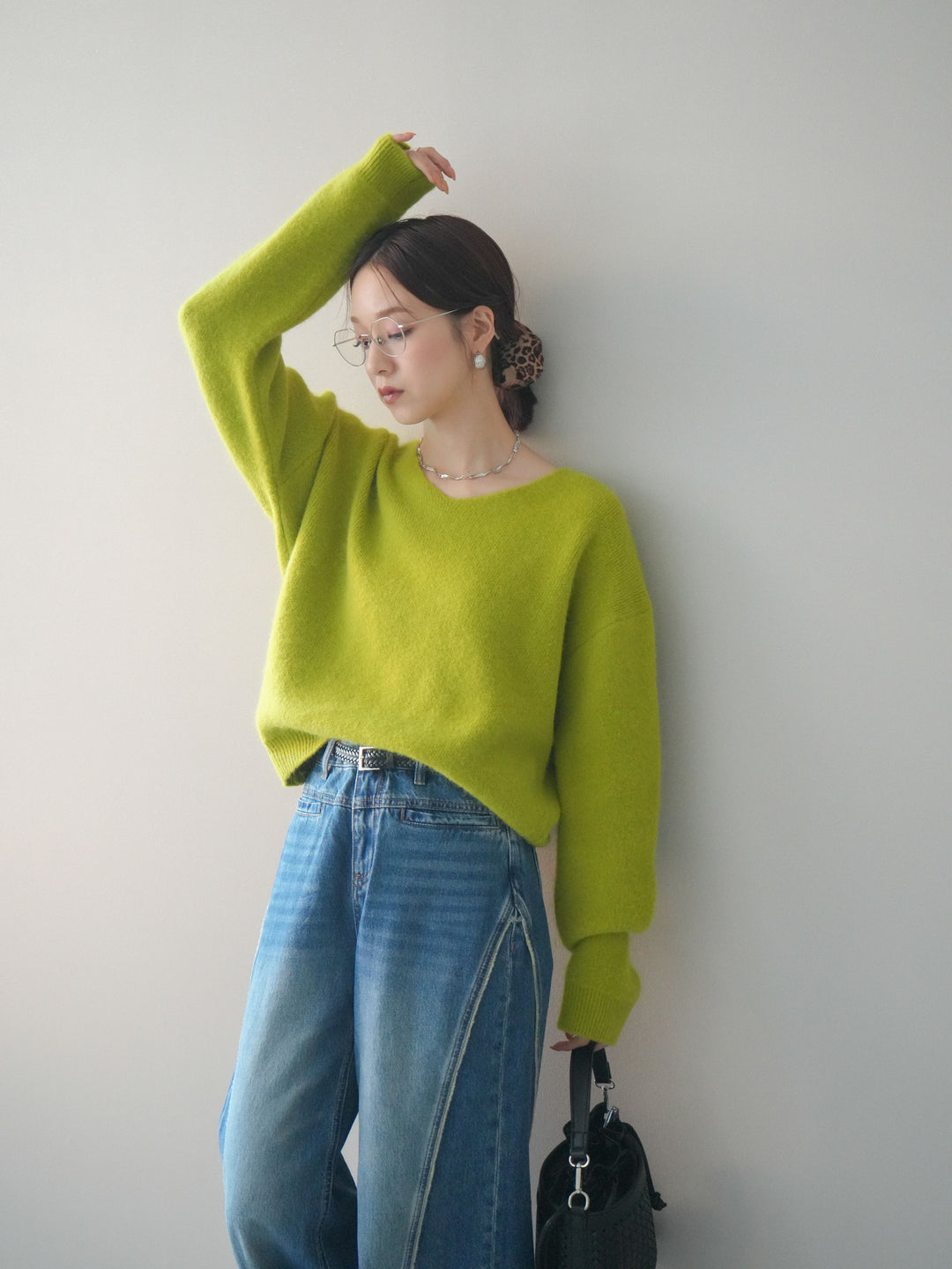 [SET]シュシュ付きアンゴラタッチVネックニットプルオーバー+サイドフリンジワイドデニムパンツ(2set)