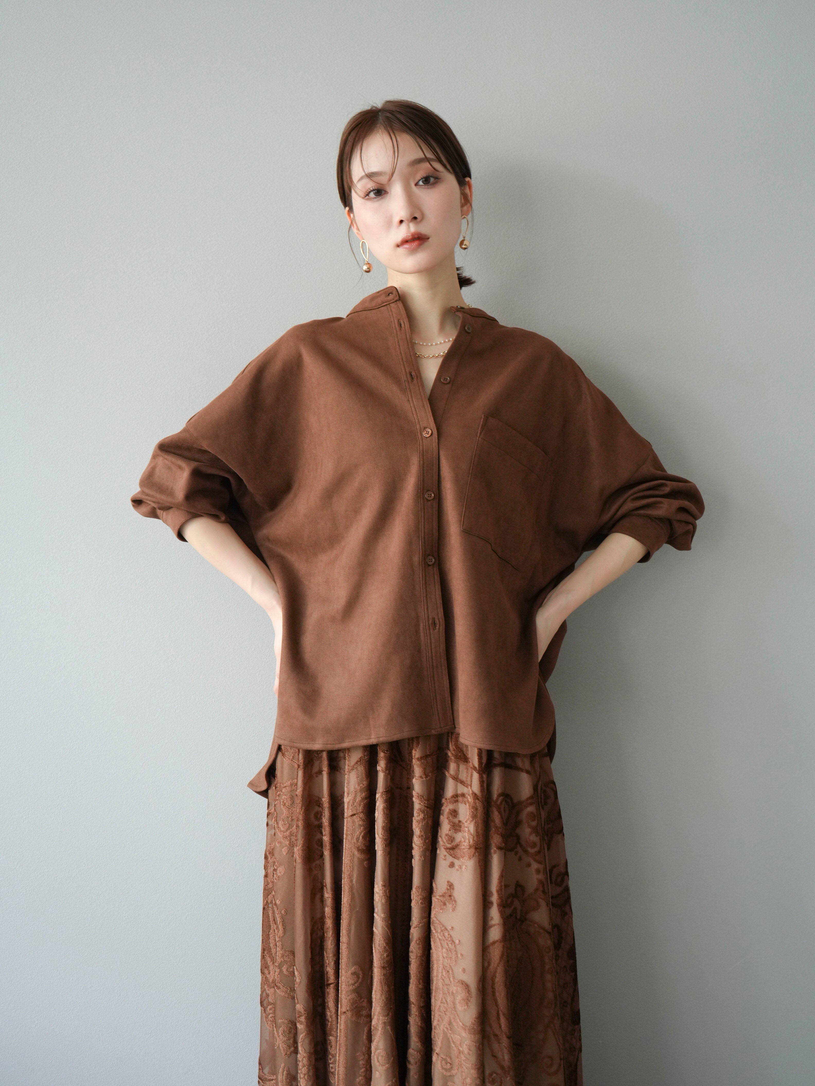 美品 ロエフ 定価3万6千 コットンシルク バンドカラーシャツ ブラウン SET]スエードバンドカラーオーバーシャツ+アンティーク柄フロッキー