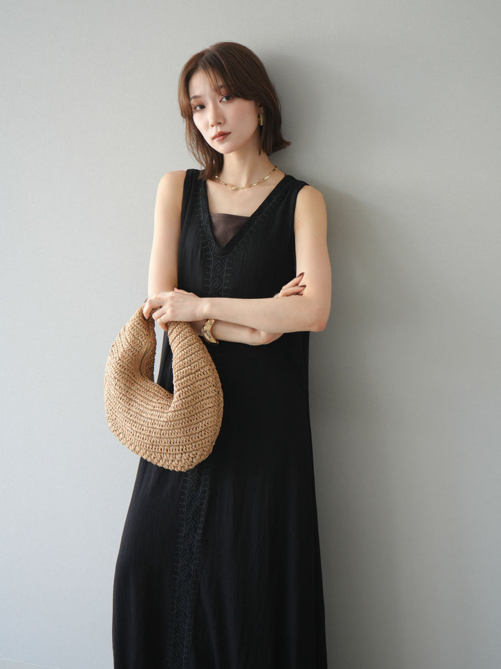 [予約]刺繍Vネックワンピース/ブラック