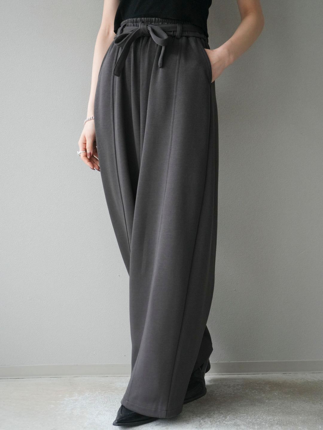 [予約]ベルト付スウェットワイドパンツ/charcoal