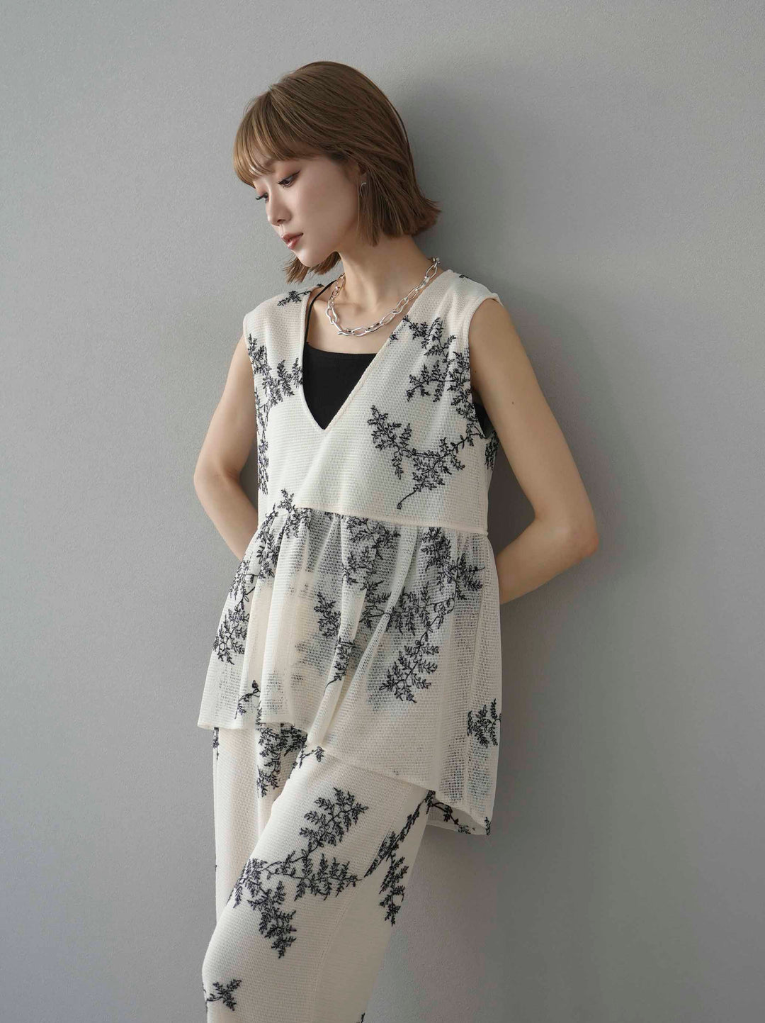 [予約]リーフ柄メッシュVネックフレアトップス/アイボリー