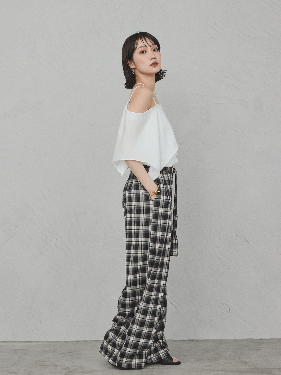 [SET]ワンショルラッフルブラウス+チェック柄ワイドパンツ(2set)