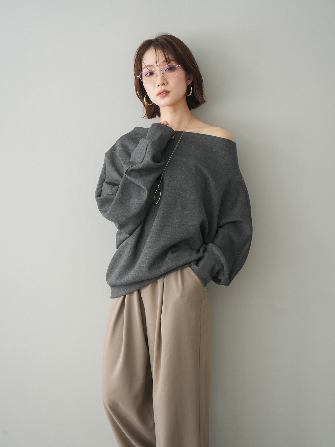 [予約]アシンメトリーオフショルポンチプルオーバー/charcoal
