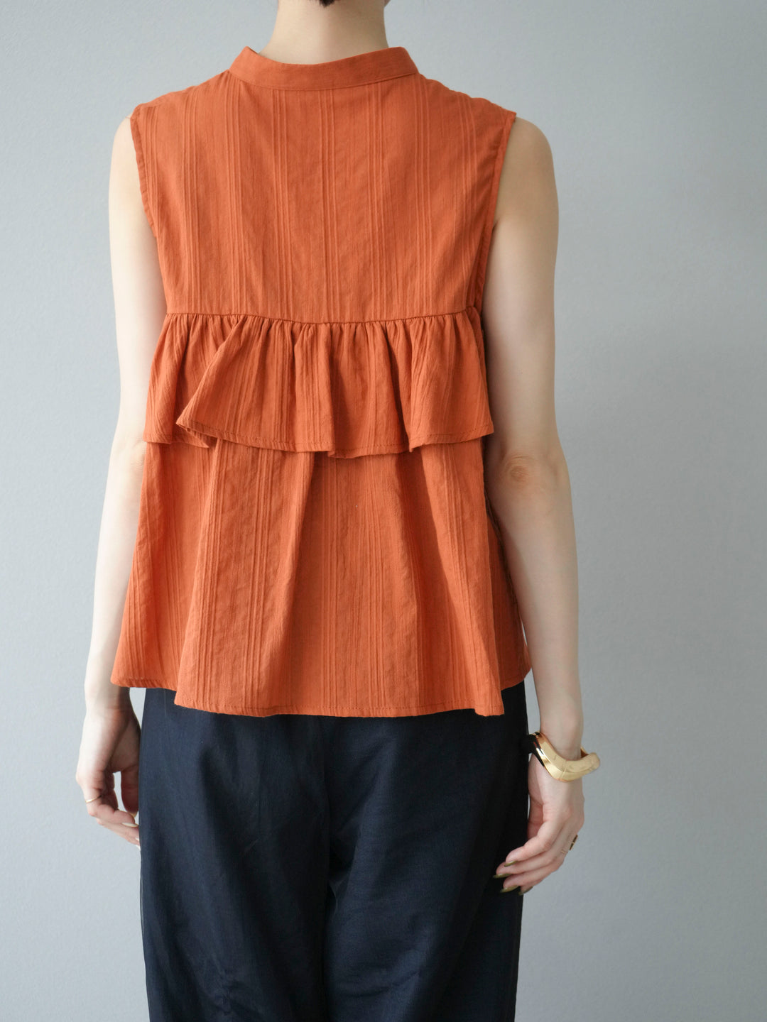 [予約]ドビーストライプアシンメトリーフリルノースリブラウス/テラコッタ