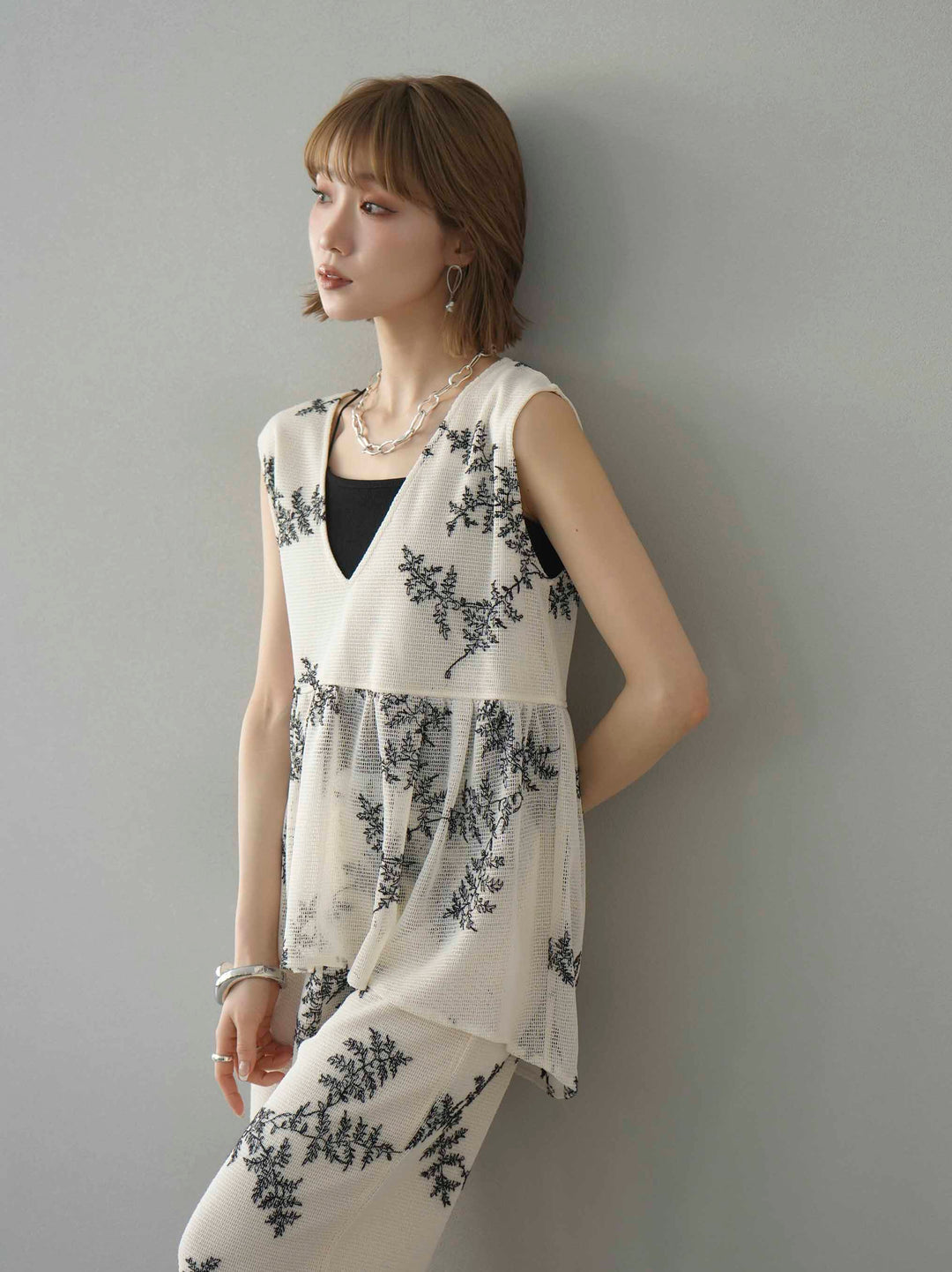 [予約]リーフ柄メッシュVネックフレアトップス/アイボリー