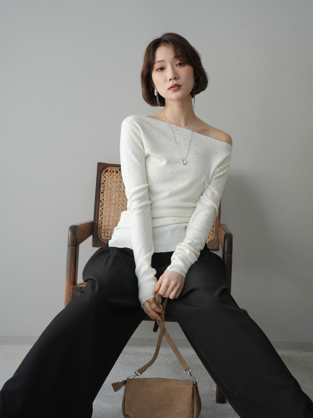 [予約]ラインストーンアシンメトリーニットトップス/ivory