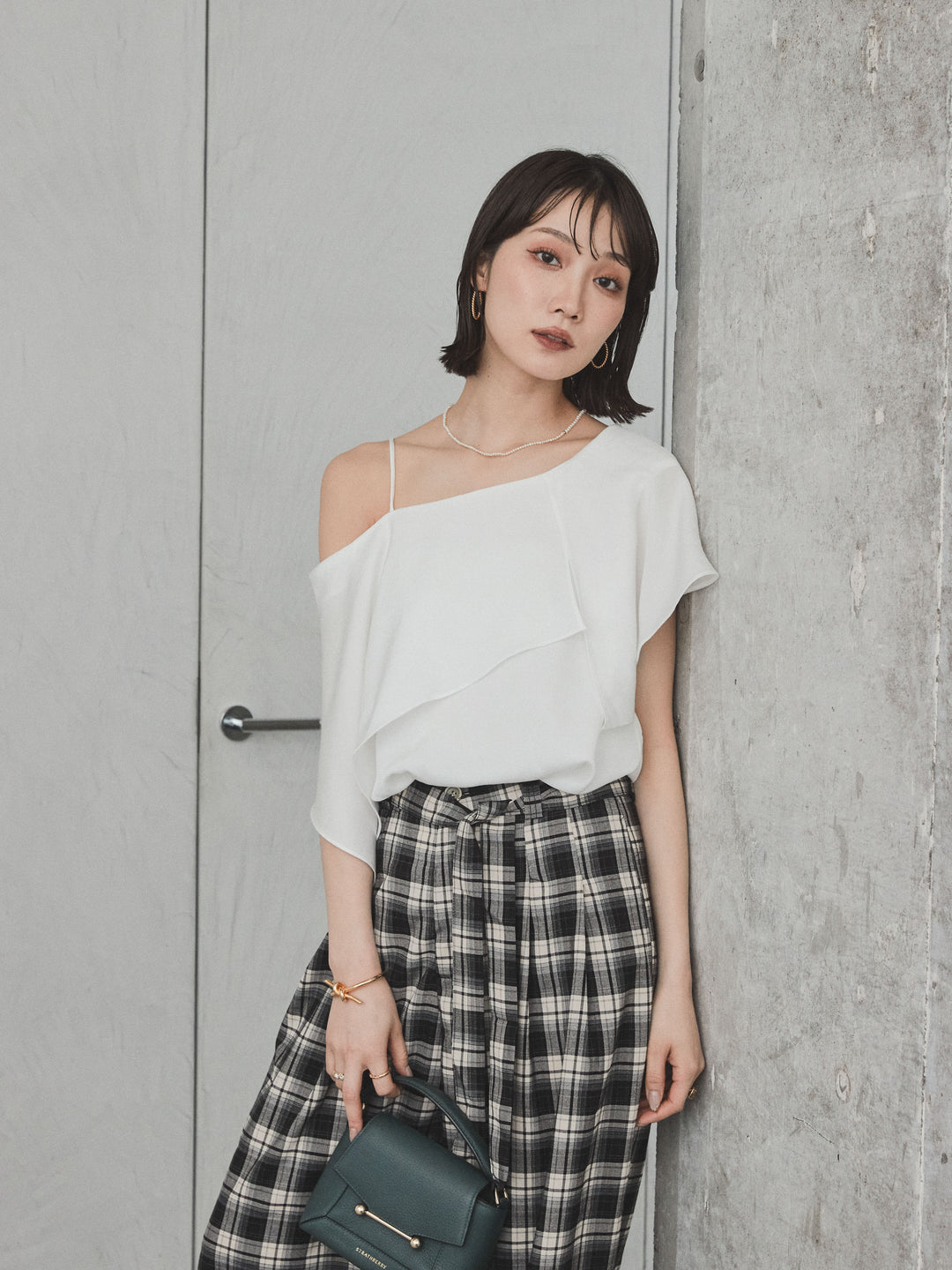 [SET]ワンショルラッフルブラウス+チェック柄ワイドパンツ(2set)