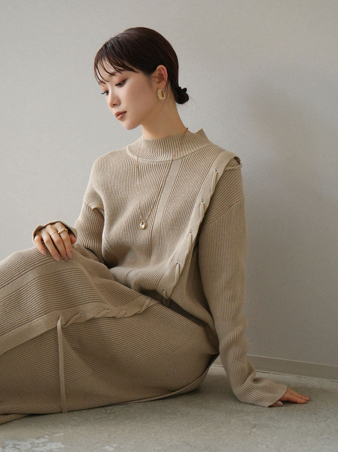 [SET] 不對稱繫帶高領針織連身裙 + 可選飾品套裝 (2套)