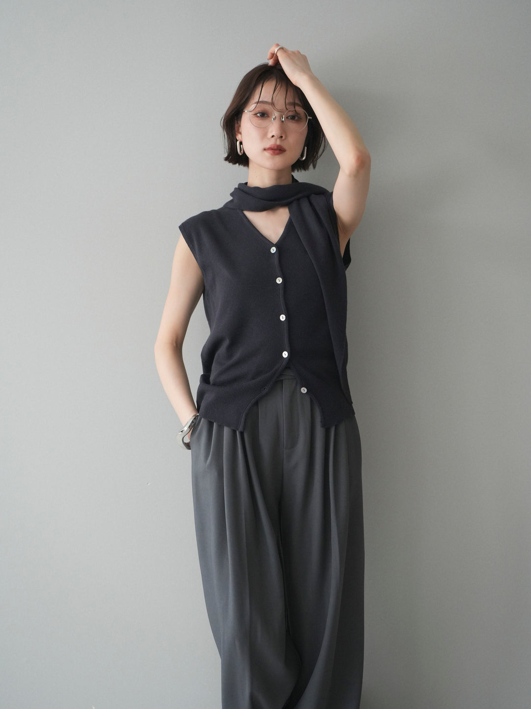 [予約]スカーフ付Vネックニットベスト/black