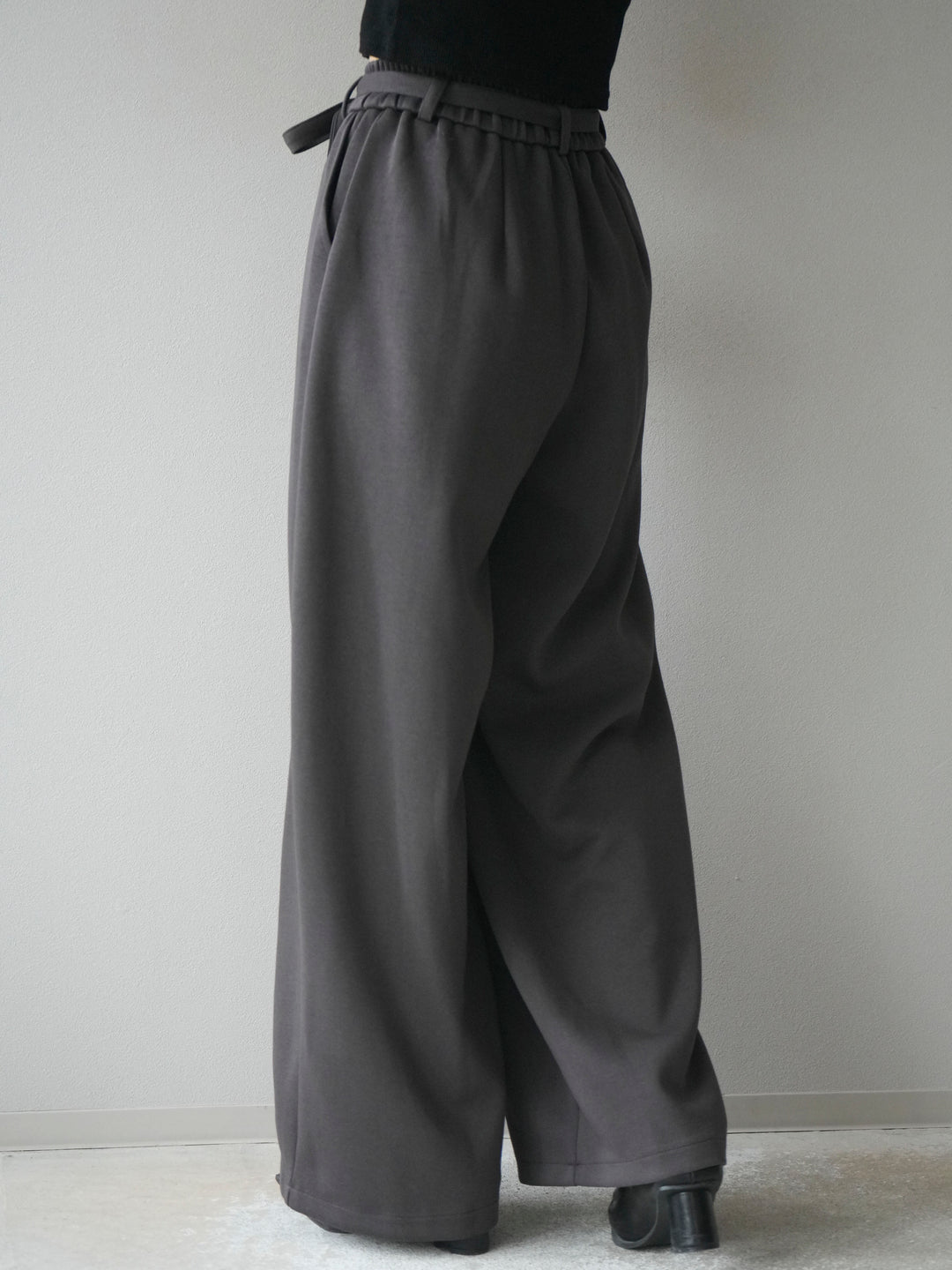 [予約]ベルト付スウェットワイドパンツ/charcoal