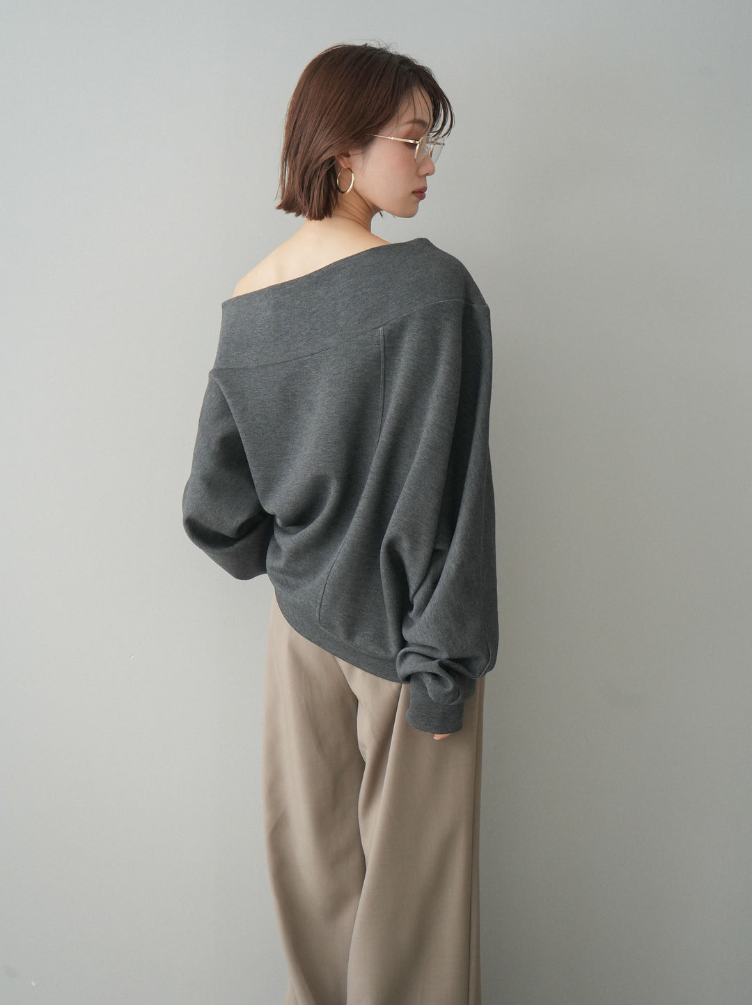 [予約]アシンメトリーオフショルポンチプルオーバー/charcoal