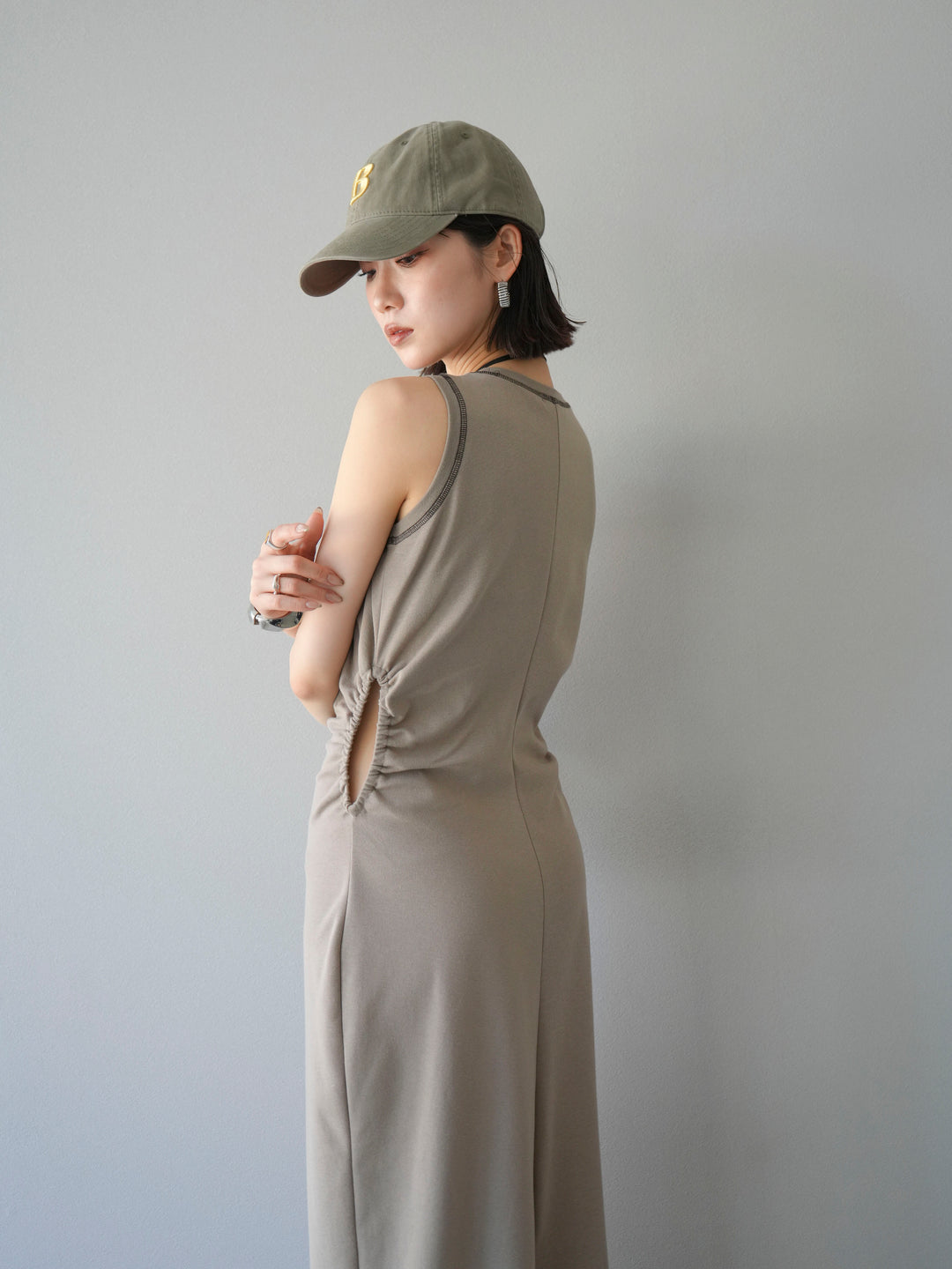 [予約]ウエストオープンステッチカットワンピース/ベージュ