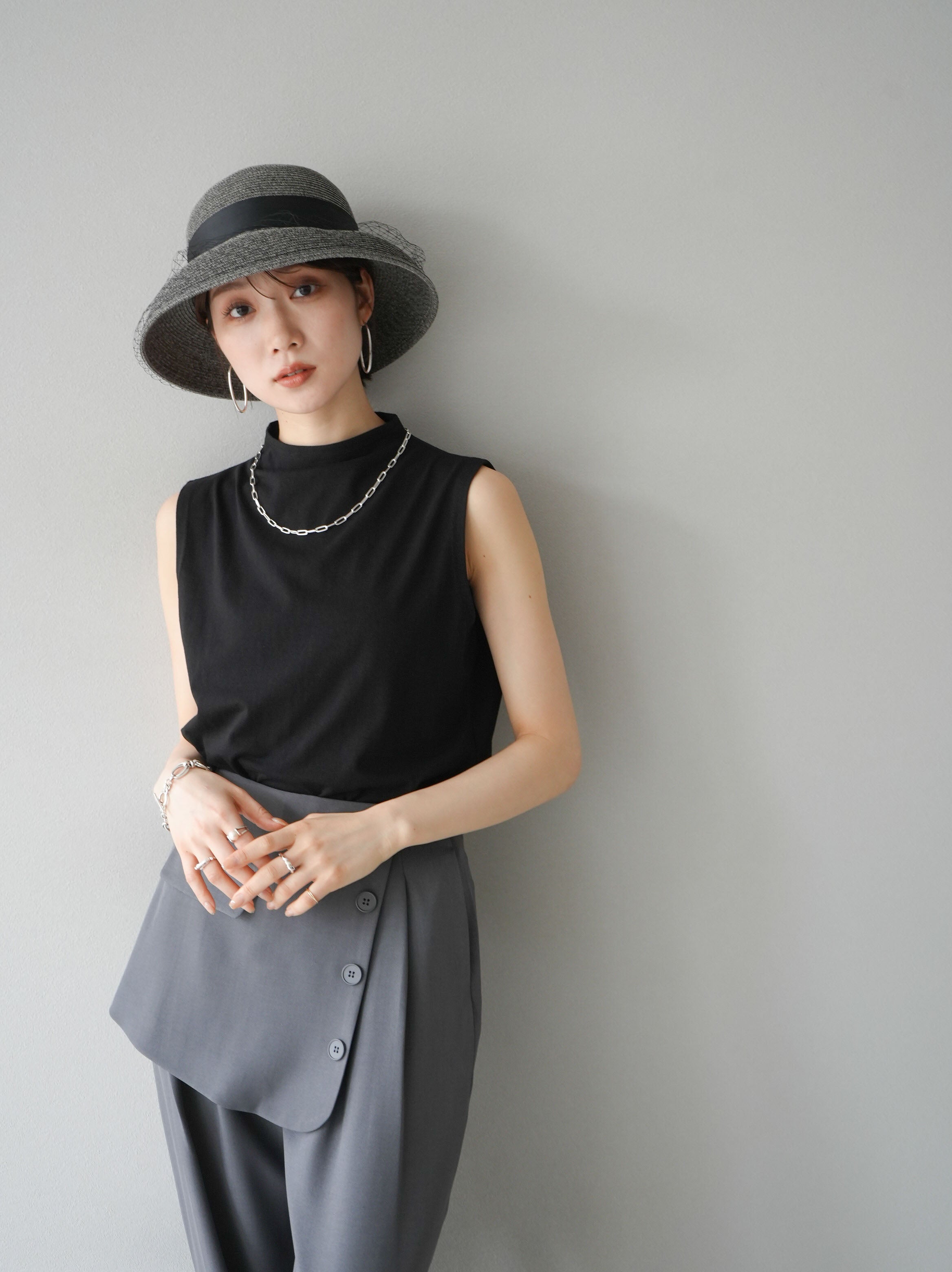 アパルトモン ドゥーズィエムクラス 21SS ボトルネックリブノースリーブトップ 予約]ボトルネックノースリーブTシャツ/ブラック– Lumier