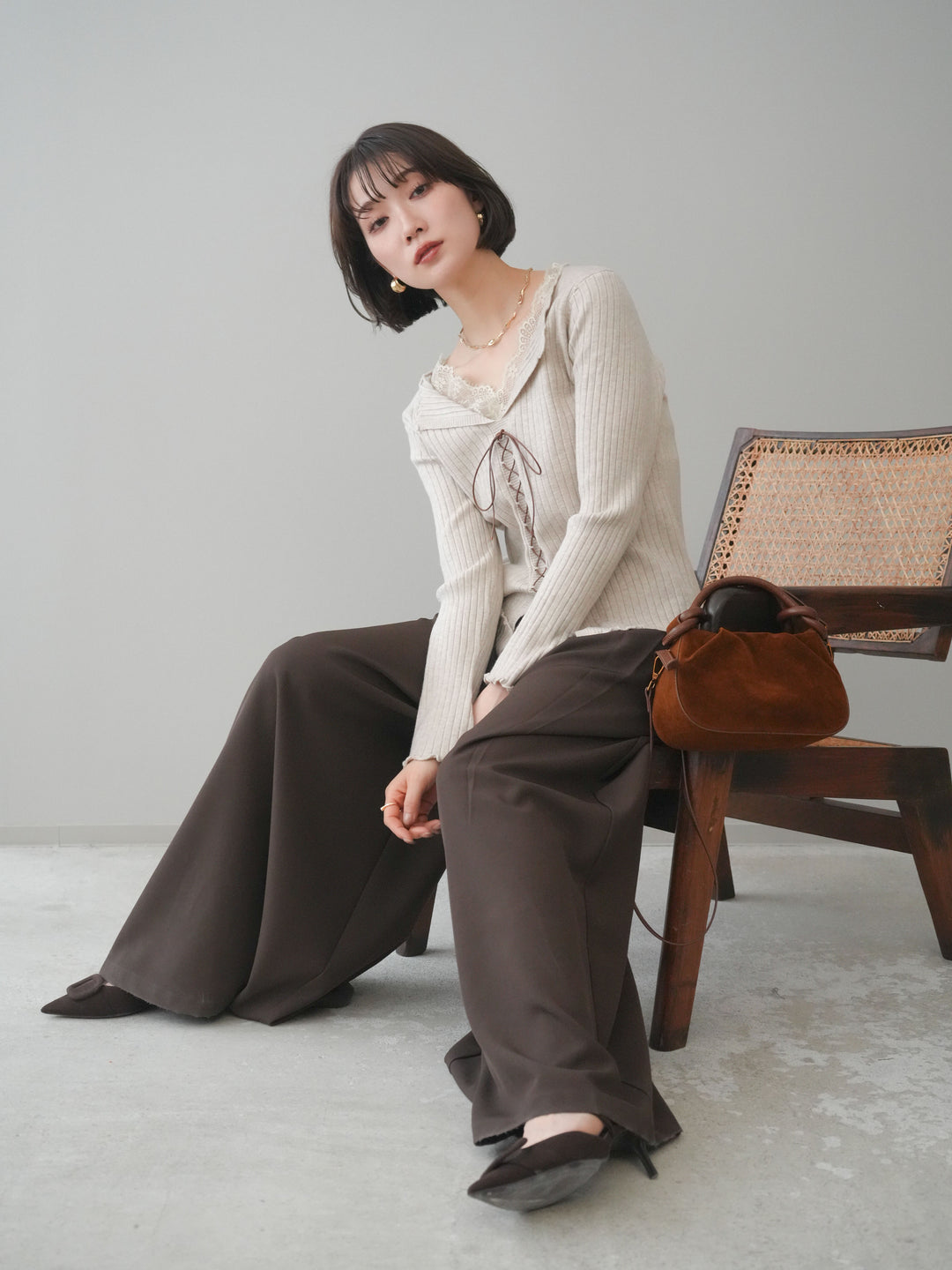 [予約]レースネックレースアップリブニットトップス/greige