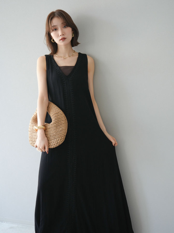 [予約]刺繍Vネックワンピース/ブラック