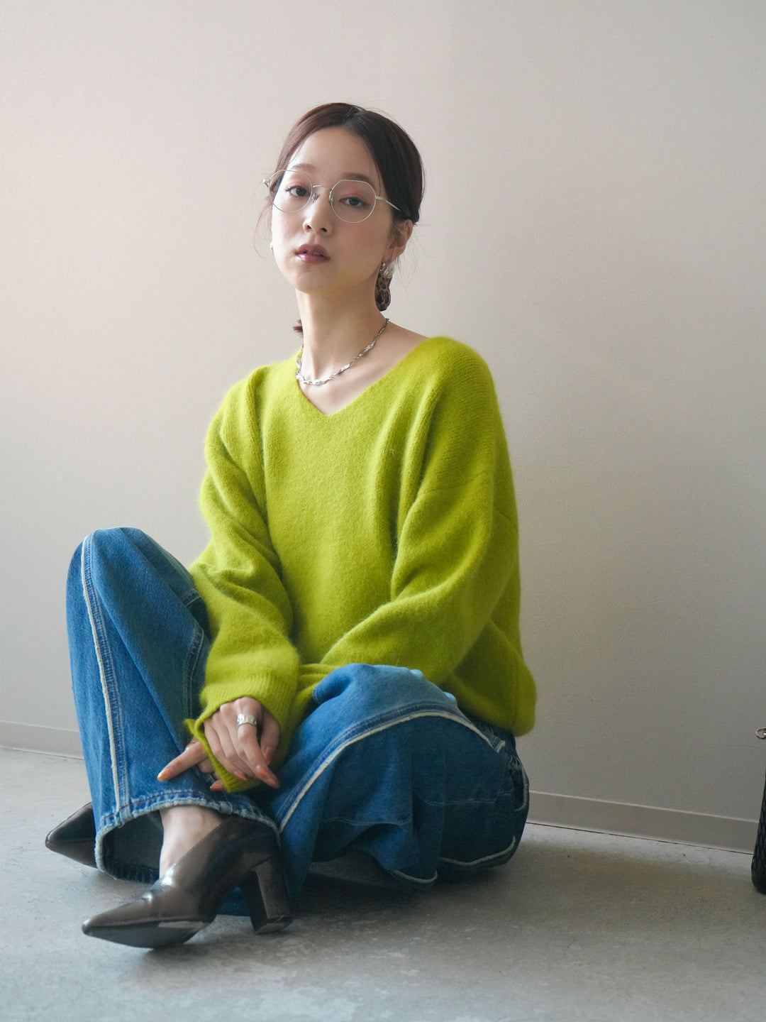 [SET]シュシュ付きアンゴラタッチVネックニットプルオーバー+サイドフリンジワイドデニムパンツ(2set)