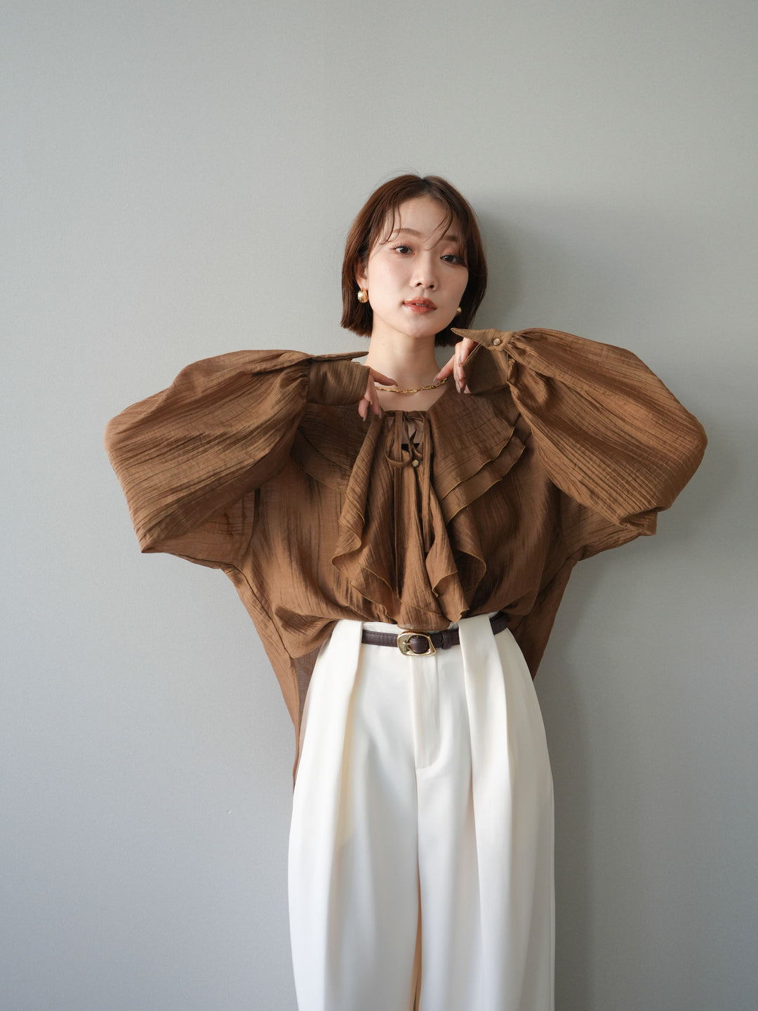 [予約]ラッフルフリルブラウス/brown