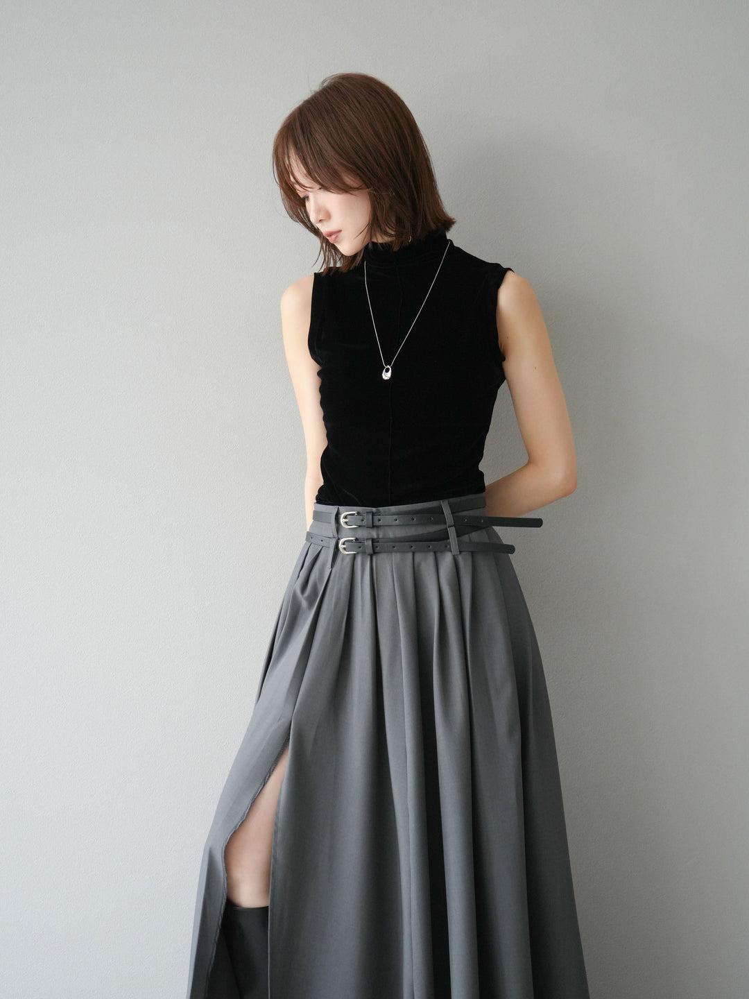 [SET]シアーベロアプチネックノースリーブトップス+エステルプリーツスリットスカート(2set)