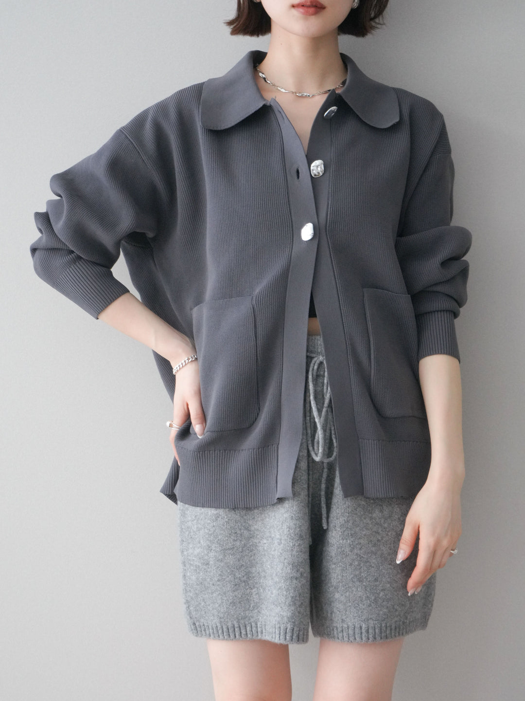 [予約]メタルボタン襟付きポリエステルニットカーディガン/charcoal