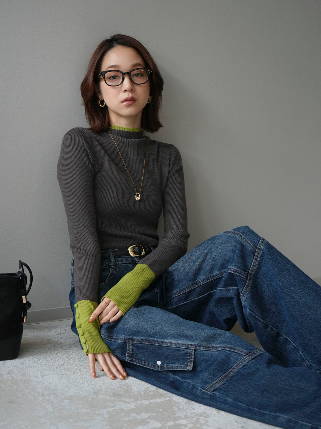 [予約]袖ボタンハイネック配色リブニットトップス/charcoal