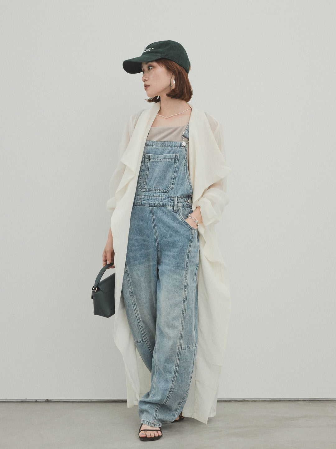 [SET] 中縫牛仔背帶褲 + 透視長版外套（2 件組）