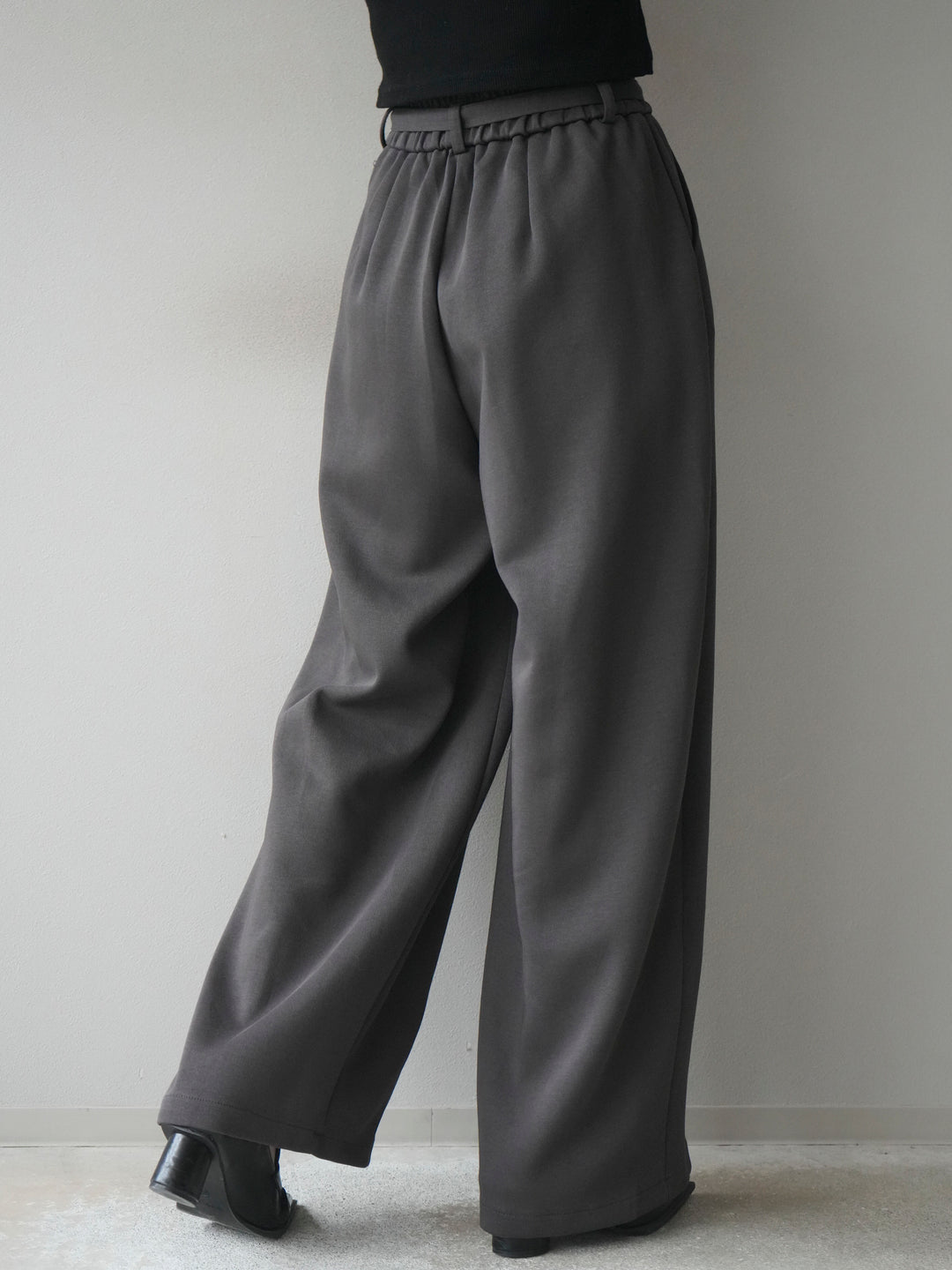 [予約]ベルト付スウェットワイドパンツ/charcoal