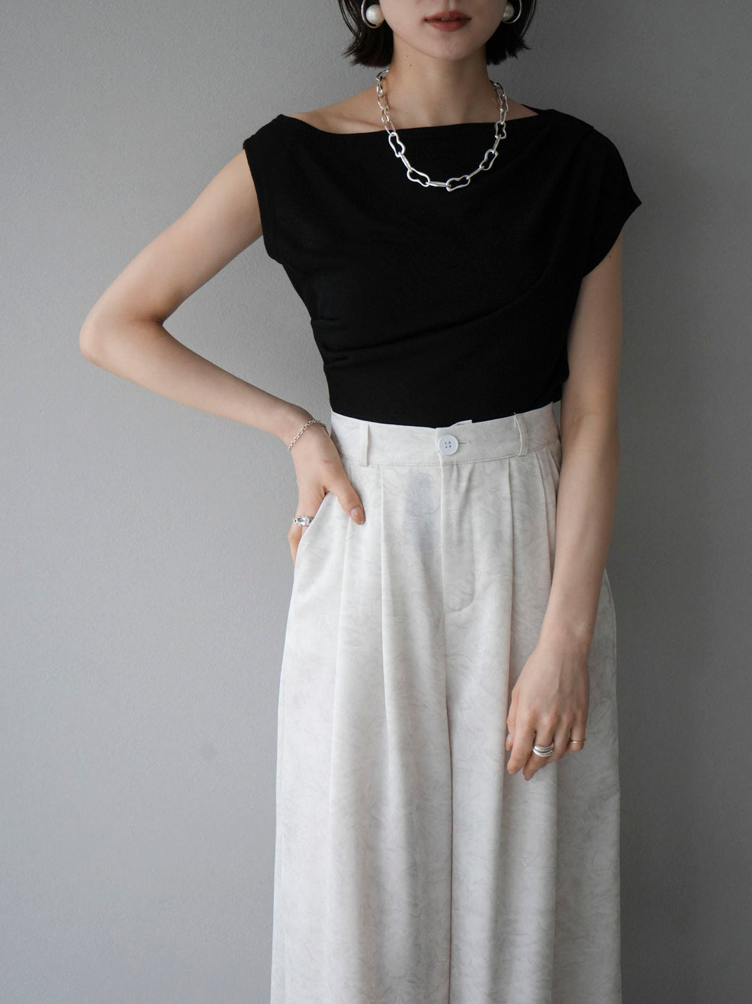 [Pre-order] Asymmetrical Tuck Sleeveless Knit/Black