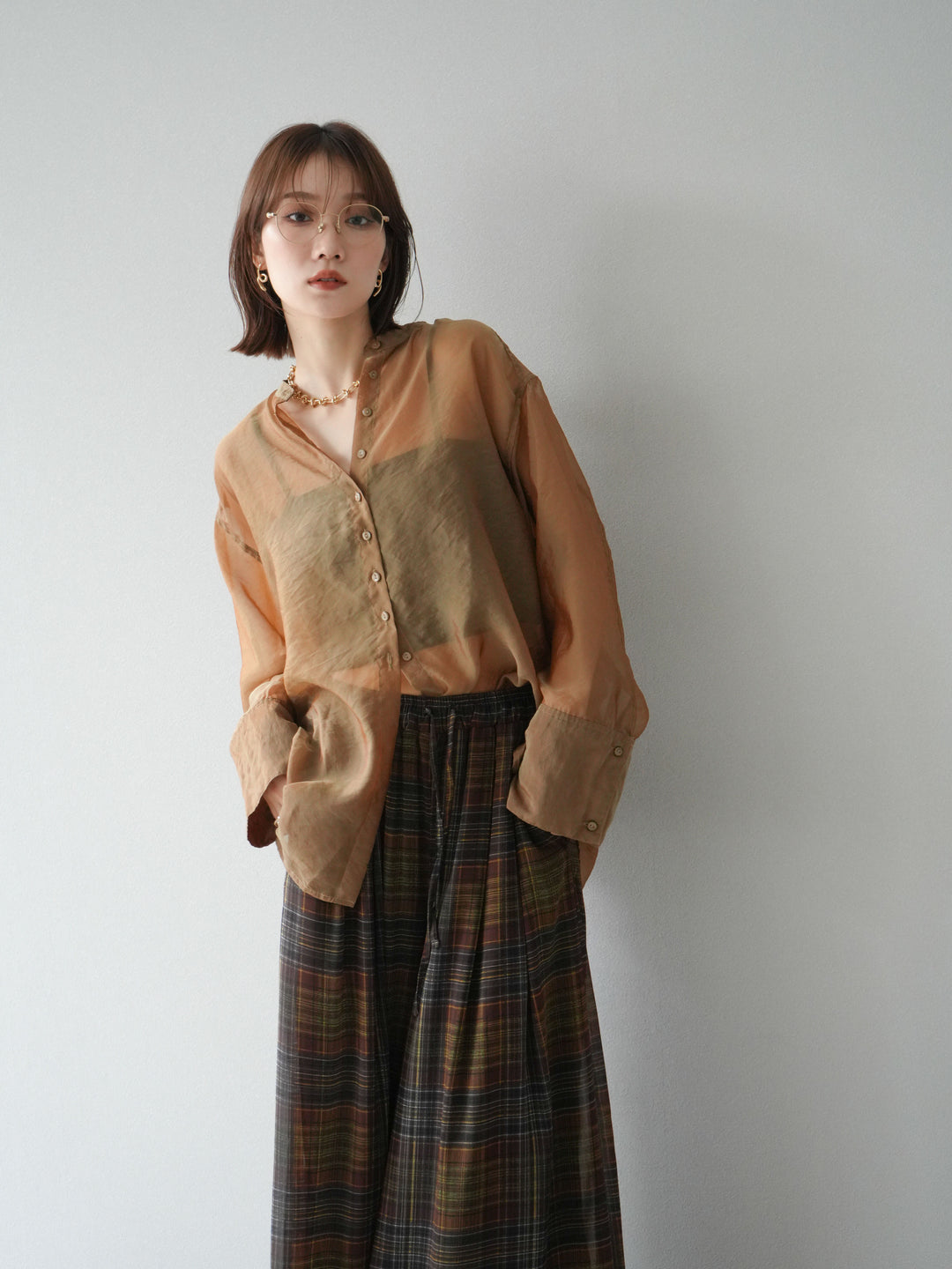 [SET] 亮面透視立領襯衫 + 透視格紋寬鬆褲 (2 件套)