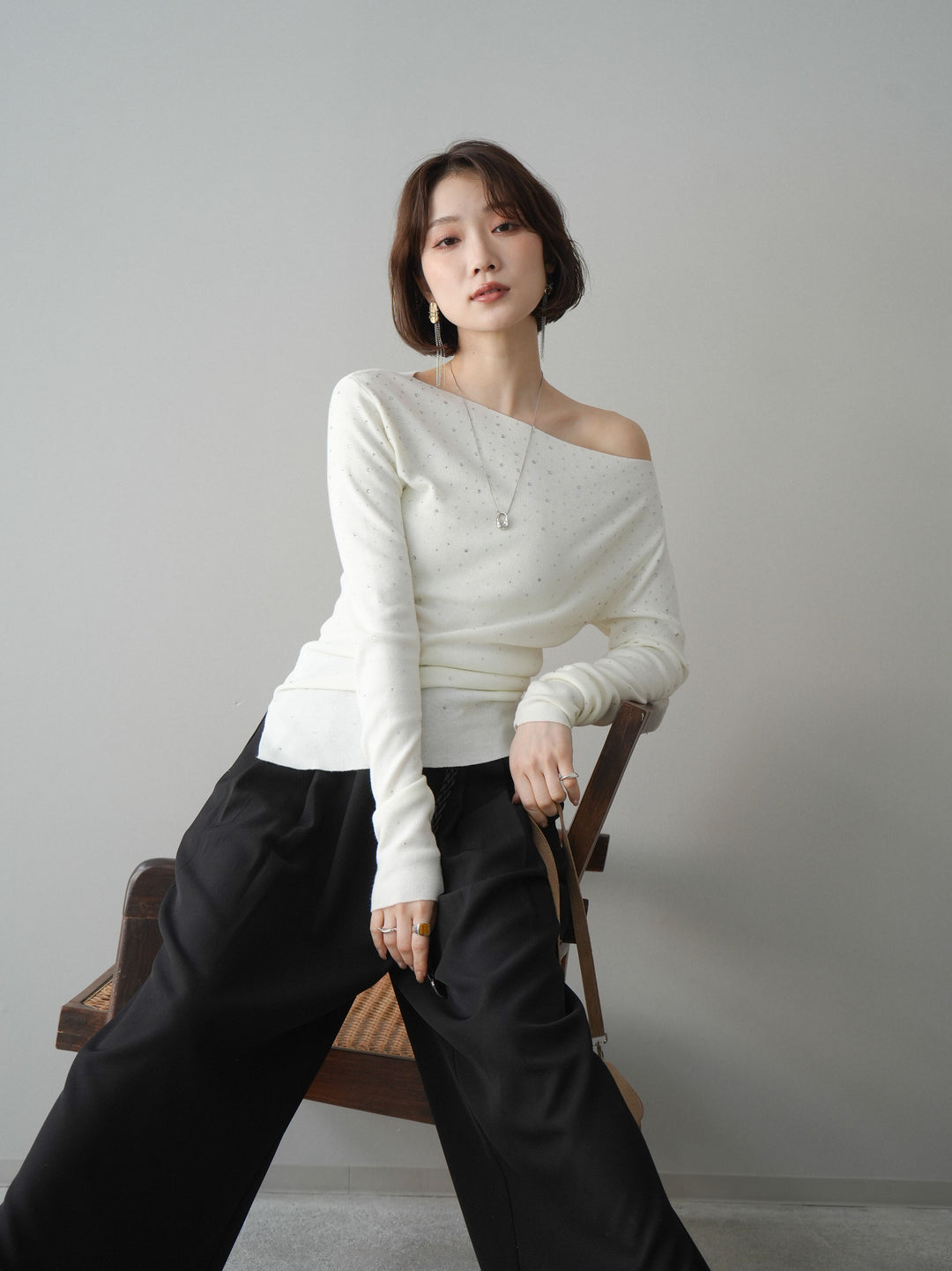 [予約]ラインストーンアシンメトリーニットトップス/ivory