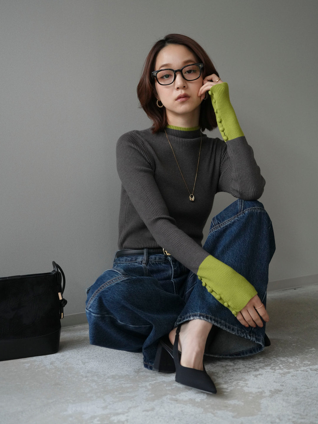 [予約]袖ボタンハイネック配色リブニットトップス/charcoal